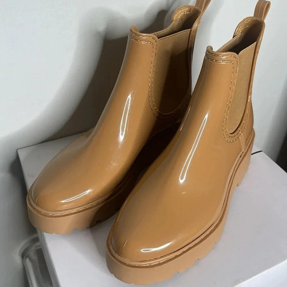 DV BY DOLCE VITA THUNDER LUG SOLE ANKLE RAIN BOOT Women's Sz 9 SHINY TAN BOOTIE - Picture 2 of 9